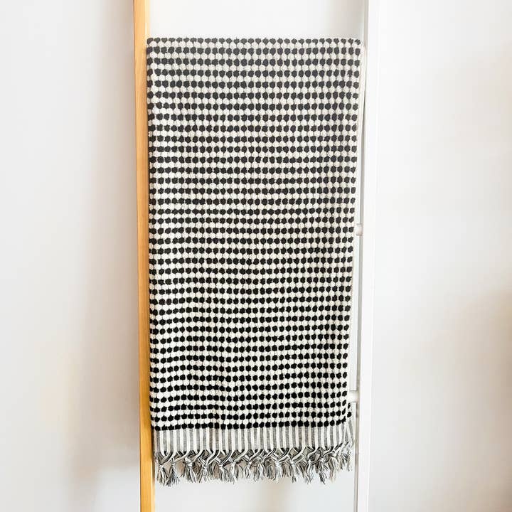 Olive & Loom – wholesale Badhandduk – Marseille Prickig Body Handduk - Svart