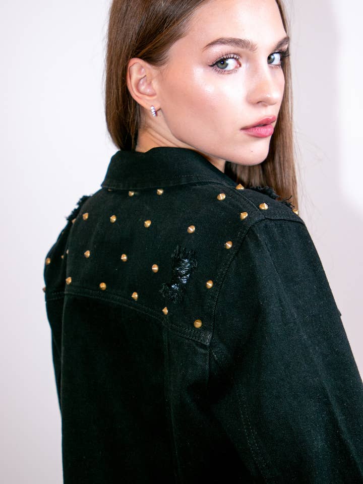 Chaqueta, vaquera negra, hombros con tachuelas doradas para venta al por mayor de Moving Forward Designs