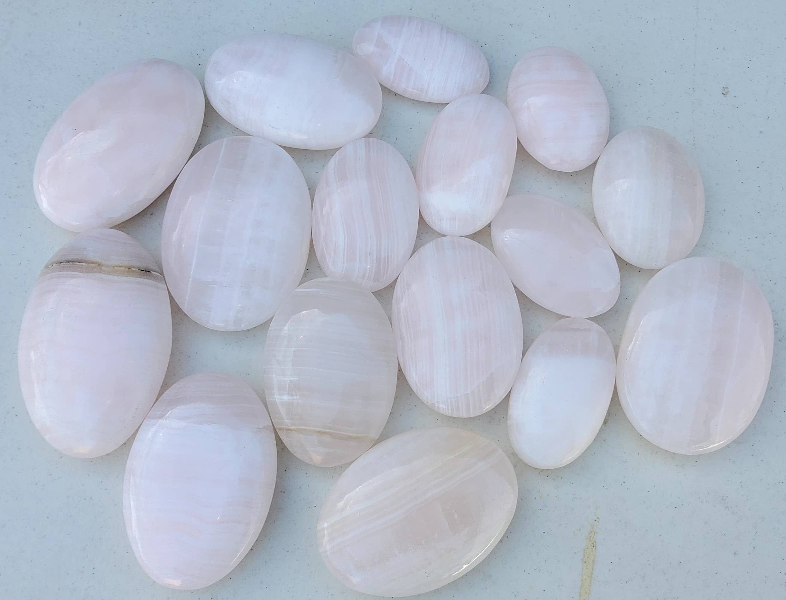 Metaphysical & Healing Crystals - Vendita all'ingrosso Pietra/cristallo spirituale - PIETRE PALMARI DI CALCITE ROSA FLUORESCENTE1