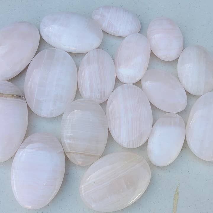 Metaphysical & Healing Crystals - Wholesale Spirituele steen/kristal - Fluorescerende roze calciet handstenen1