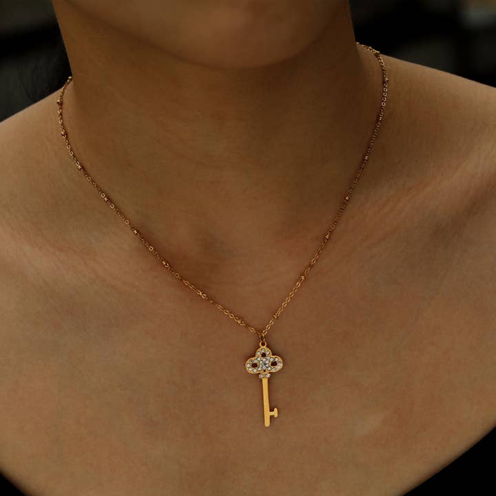 Chaîne en or perlée UNLOK avec pendentif clé orné de zirconia pour la vente par HACKNEY NINE