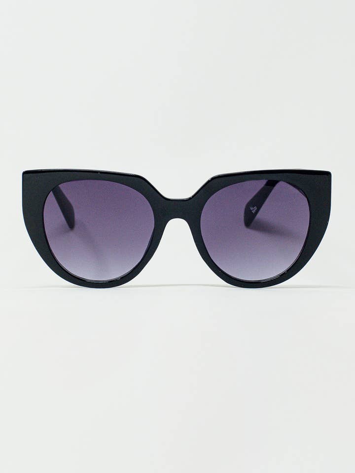 Lunettes de soleil œil-de-chat surdimensionnées à bord large en noir pour la vente par Q2—All Orders:Free Duties for the US,UK,and Canada