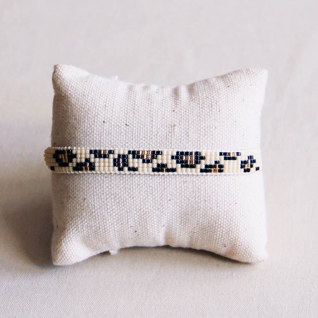 Bazou – Großhandel Gewebtes/geflochtenes Armband – Geflochtenes Armband im Leopardenmuster mit Goldakzenten1