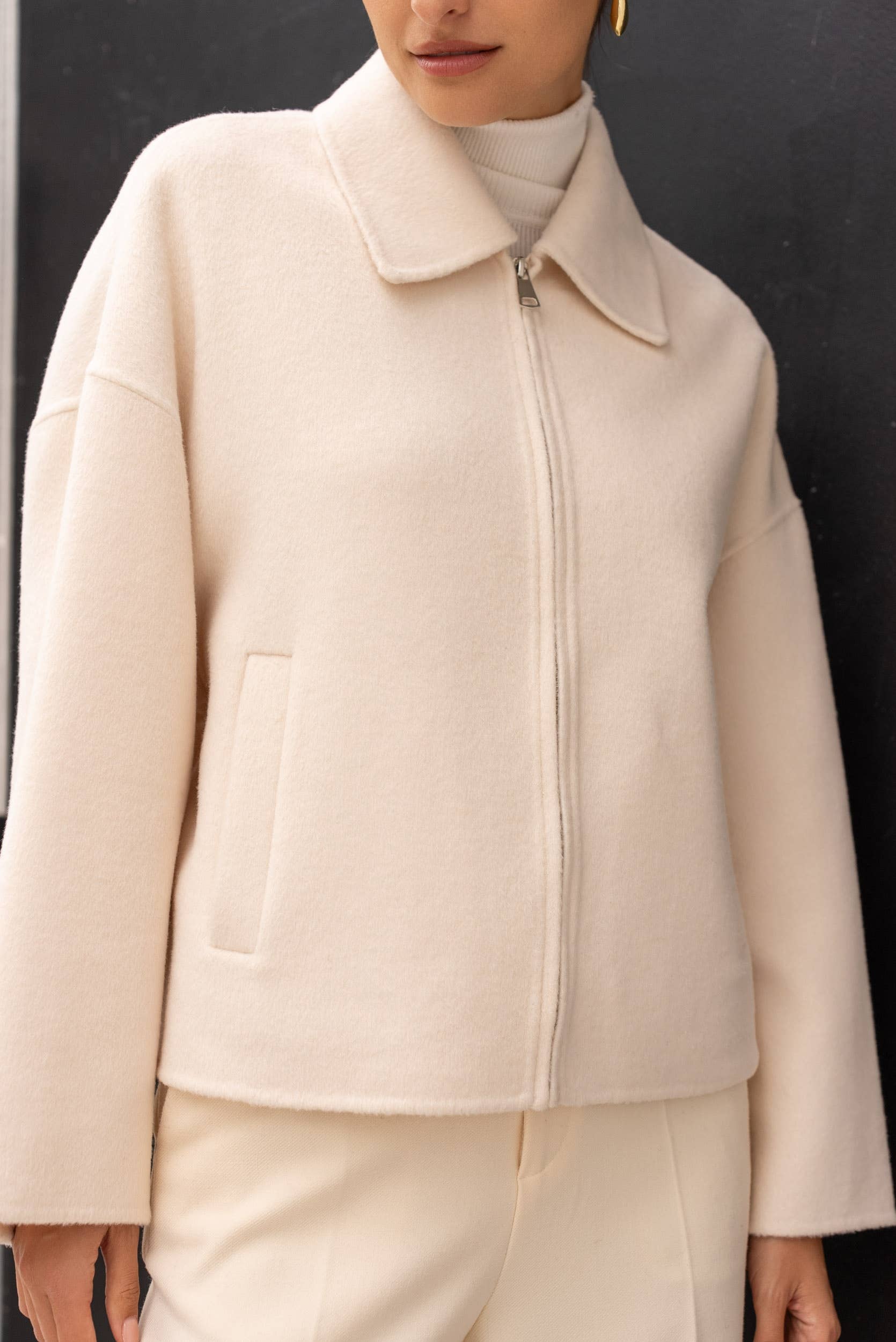 Attentif Paris - Wholesale Coat - Women's - Hand-sewn short coat in blended wool with zip closure11