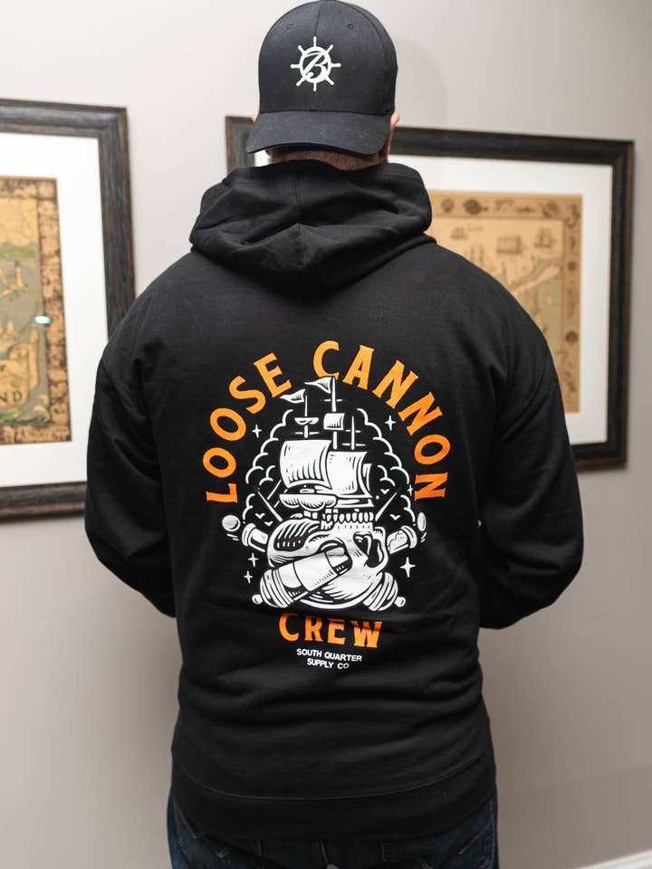 Loose Cannon Crew Black Pullover Hooded Sweatshirt por atacado de South Quarter