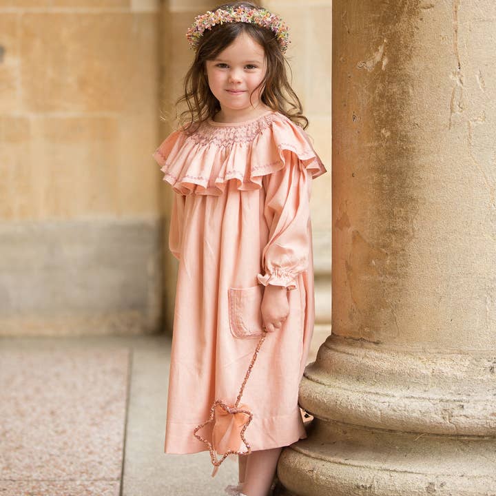 Smoked hørkjole med forlommer til piger for engroshandel hos Tilian Kids