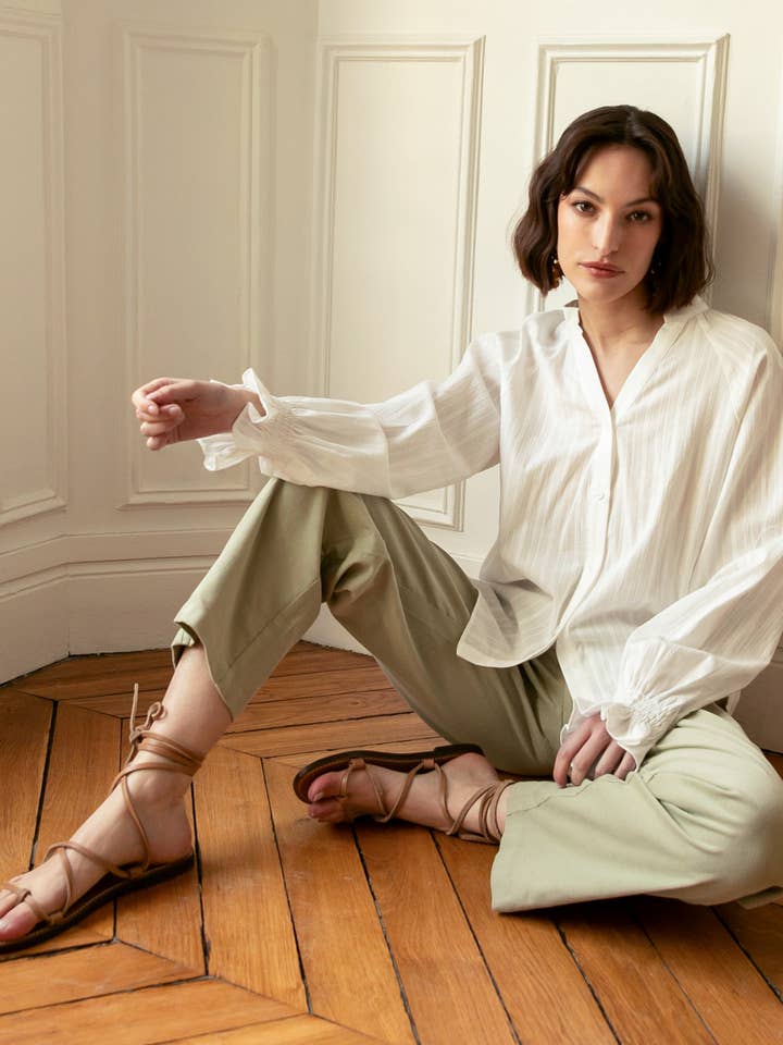 Blusa Theresa a maniche lunghe in cotone strutturato per la vendita all'ingrosso da parte di Calie Paris