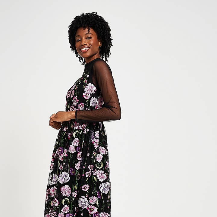 Vestido midi negro con bordado floral de Raena para venta al por mayor de Frock & Frill