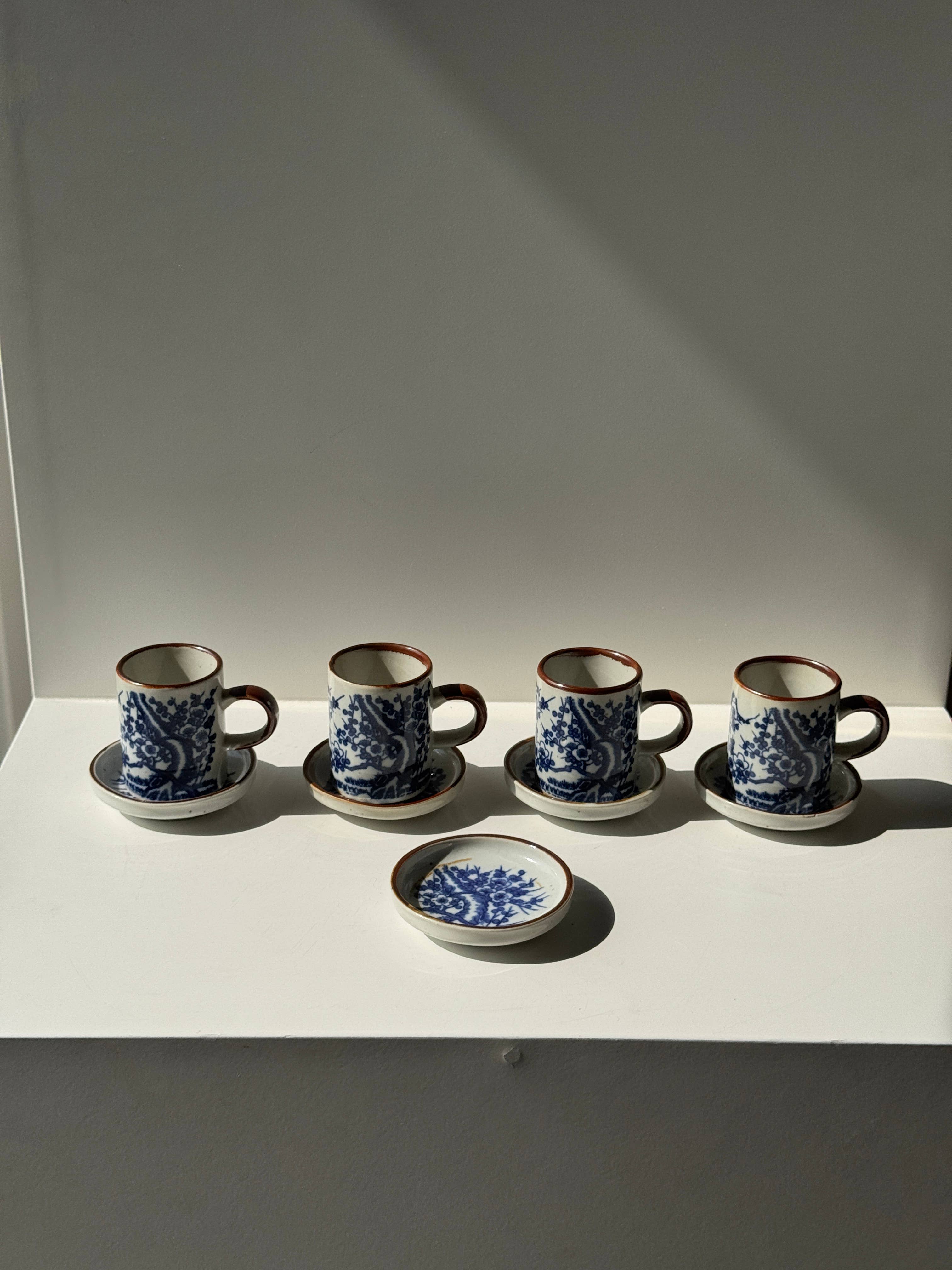 Blue Set of 4 small cups and their saucers with landscape decoration for wholesale on Faire1