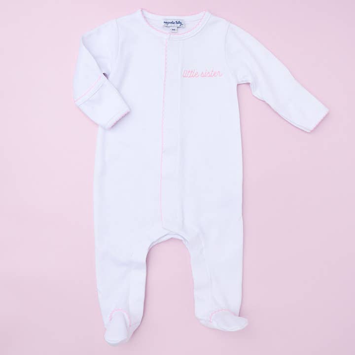 Footie brodée Little Sister pour la vente par Magnolia Baby