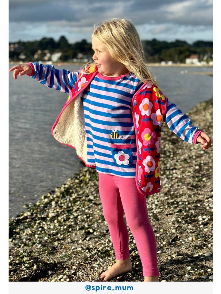 Toby Tiger GmbH - Wholesale Outerwear Vest - Kids - Bio-Baumwoll Kinder Fleece Sweatweste zum Wenden mit Retro-Blumen-Druck2