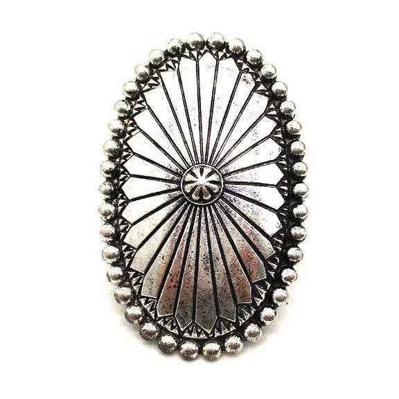 GRAND ANNEAU DE BRACELET CONCHO MÉTALLIQUE OVALE OCCIDENTAL pour la vente par Snowing West