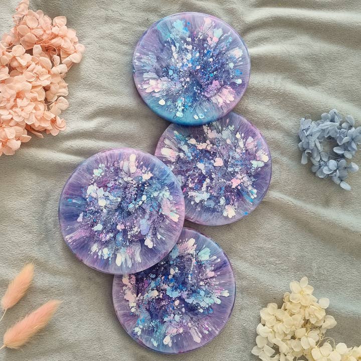 Paarse en blauwe abstracte alcoholintharsonderzetters, set van 4 voor wholesale door Lunar Living