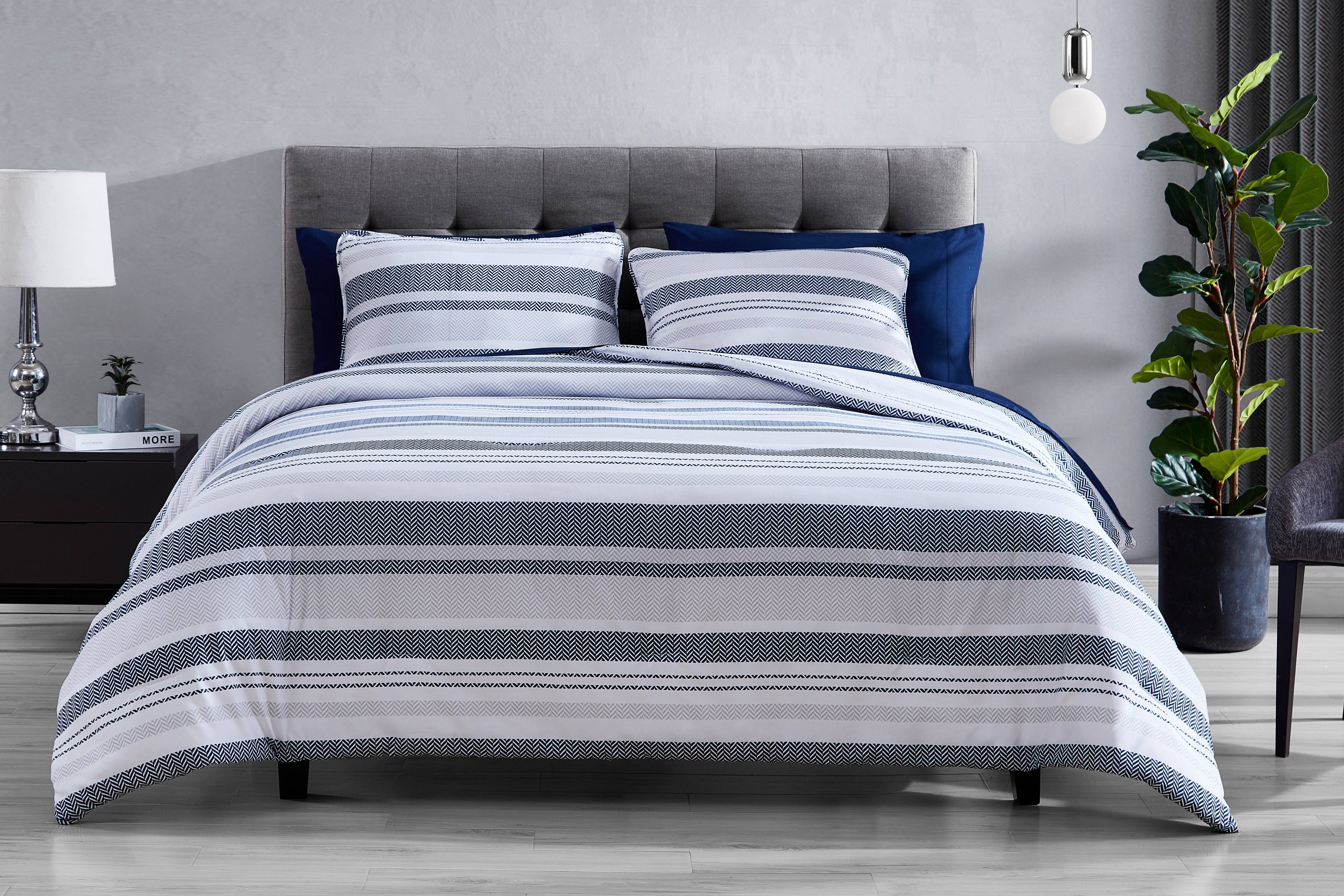 Marine/Grau 7-teiliges Bettdecken-Set aus Zedernholz, Grau und Marineblau für den Großhandel auf Faire1