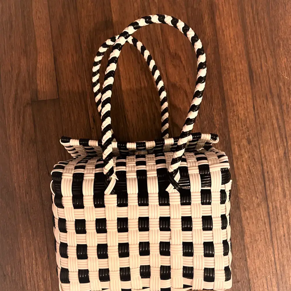 The Faria - Wholesale Beach Bag - Black and White Handwoven recycled plastic beach Bags 5