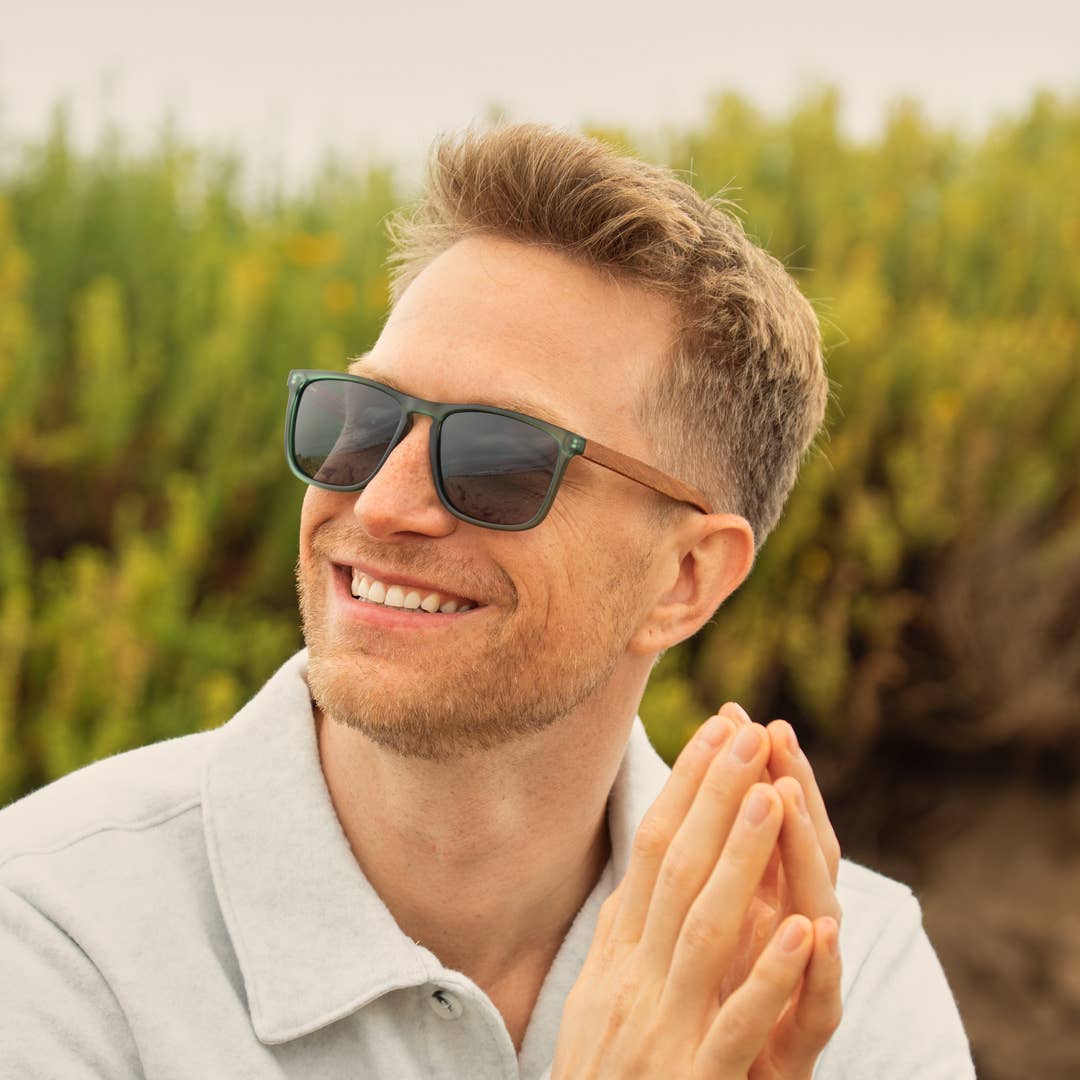 Blue Planet Eco-Eyewear – Óculos de sol - Mulher por atacado – BP18013 - Cail - Verde Mate / Madeira de Nogueira / Fumado Polarizado6