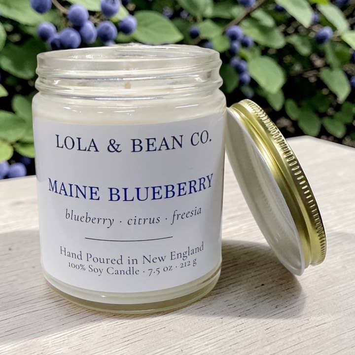 Maine blåbärssojavaxljus | Söta bär, citrus och fresia för wholesale av Lola & Bean Co.