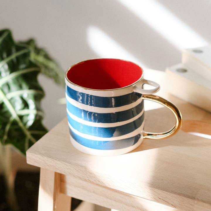 Tournage de tasse en céramique pour la vente par Minizoo