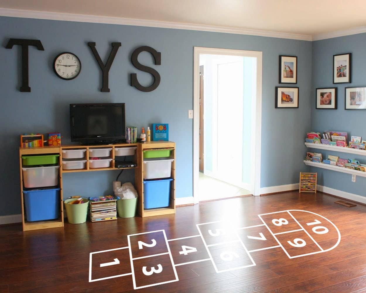 KUARKI – Decalque de janela/parede por atacado – Adesivo de Amarelinha Tradicional para Quarto de Brincar0