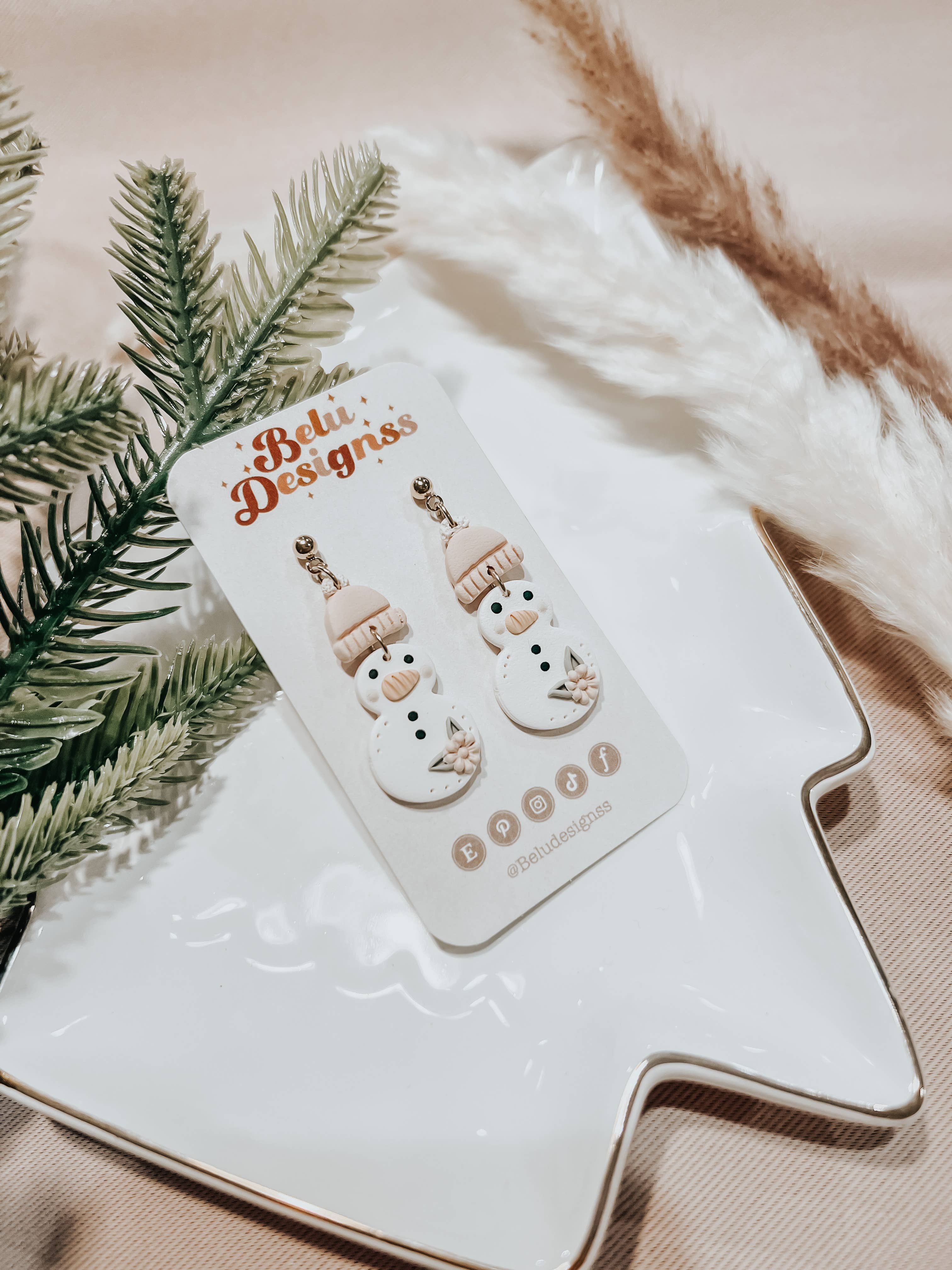 Belu Designss – Engroshandel Hængeøreringe og creoløreringe – Snemand med pink hat jul polymer ler øreringe1