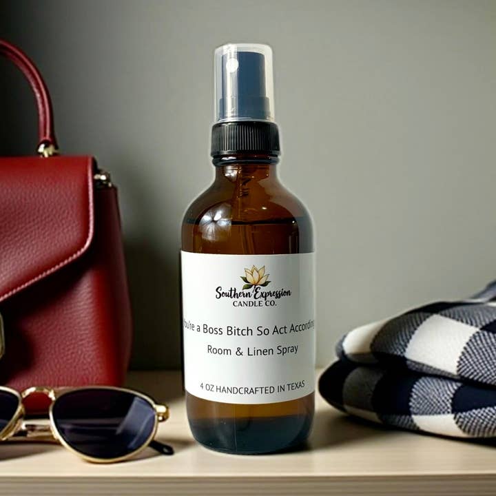 És Uma Chefe, Por Isso Age em Conformidade Spray para Quarto e Linho por atacado de Southern Expression Candle Co.