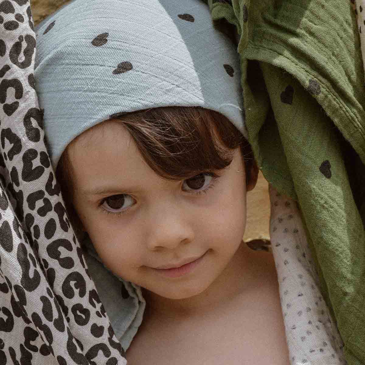 BLAUER SPRAY Bianca Mulltuch zum Pucken Herzmuster Blau für den Großhandel auf Faire6