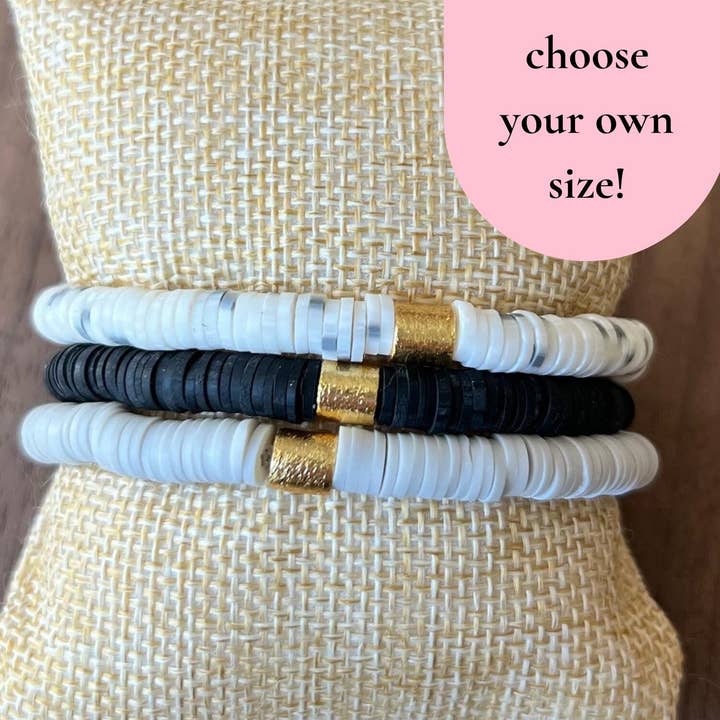 Pile de bracelets mouchetés en noir et blanc, gris et noir pour la vente par Kelsey O’Brien Designs