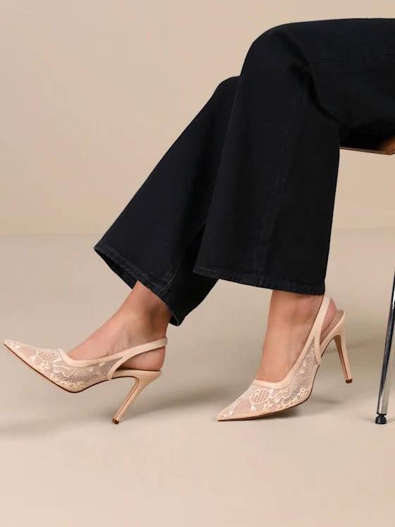 TACÓN DE AGUJA DESTALONADO CON CORDONES Y PUNTA AFILADA BETHANY-1 para venta al por mayor de Chase+Chloe