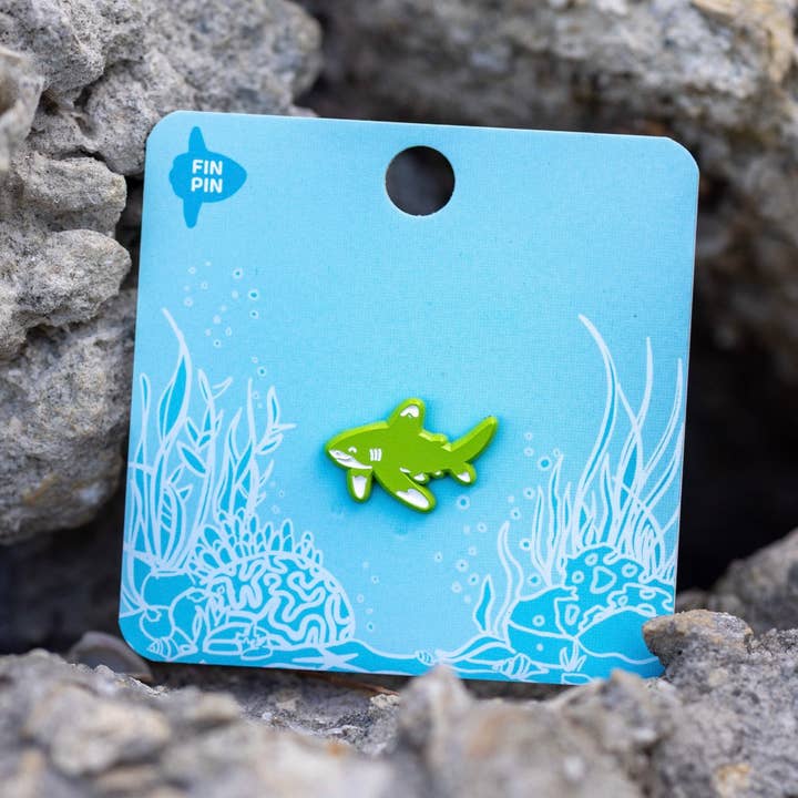Mini épinglette en émail de requin océanique à pointes blanches pour la vente par Fin Pin Shop