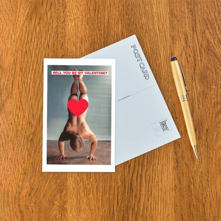 Found Image Press - Vente Cartes postales - Carte postale VL-461 Homme nu faisant le poirier, Veux-tu être ma Va