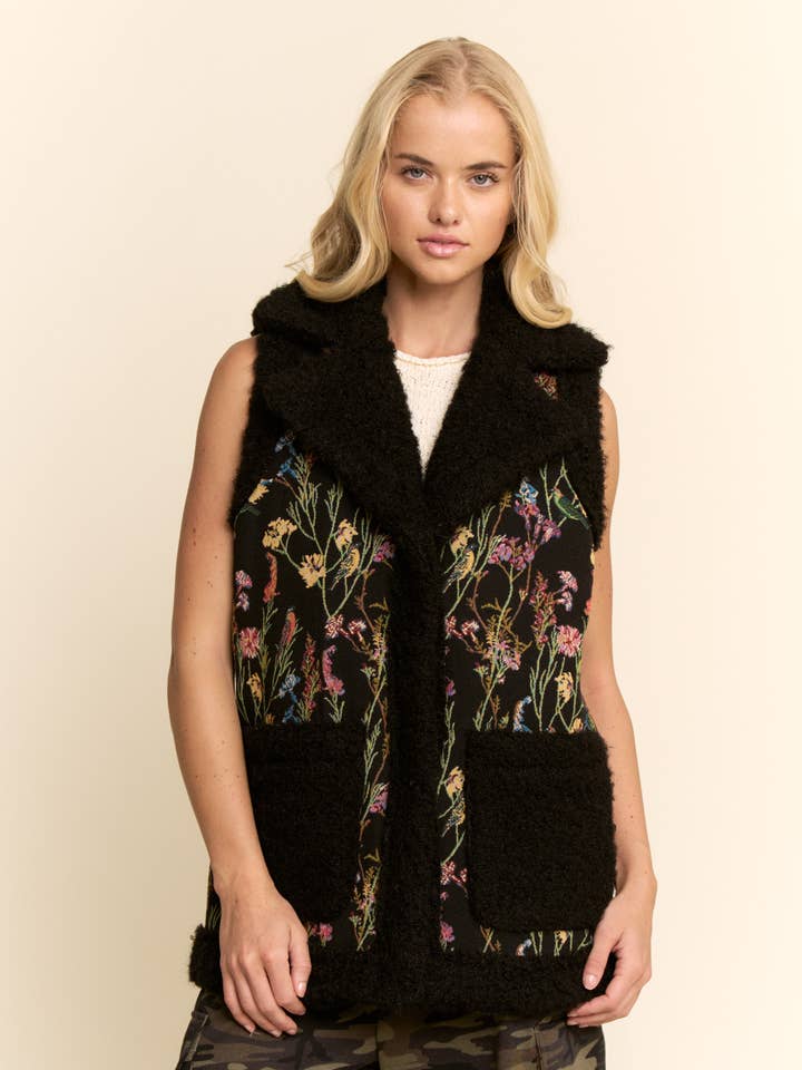 GILET CON IMBOTTITURA JACQUARD, LISTINO E COLLETTO IN PELLICCIA SINTETICA per la vendita all'ingrosso da parte di Davi & Dani