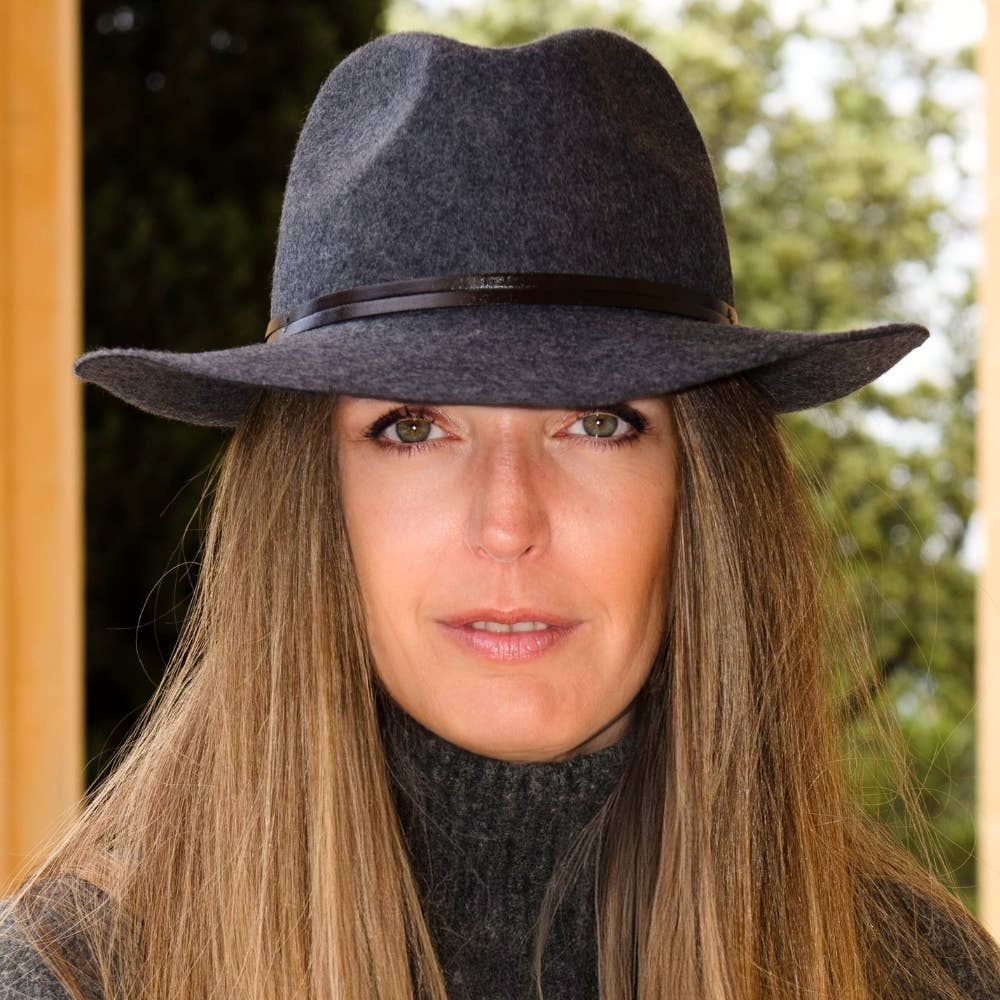 TRAVAUX EN COURS... – Großhandel Fedora-Hut – Damen – Filzhut mit Lederband und rohem Rand45