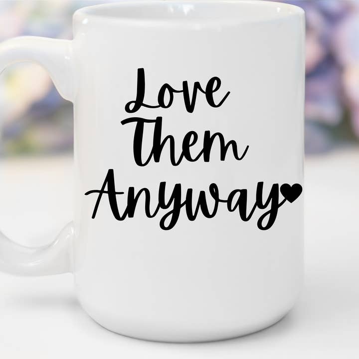„Love Them Anyway“ Tasse aus glänzender weißer Keramik, 15 Unzen | Jesus-Kollektion von Love Tiffany für den Großhandel von LOVE TIFFANY