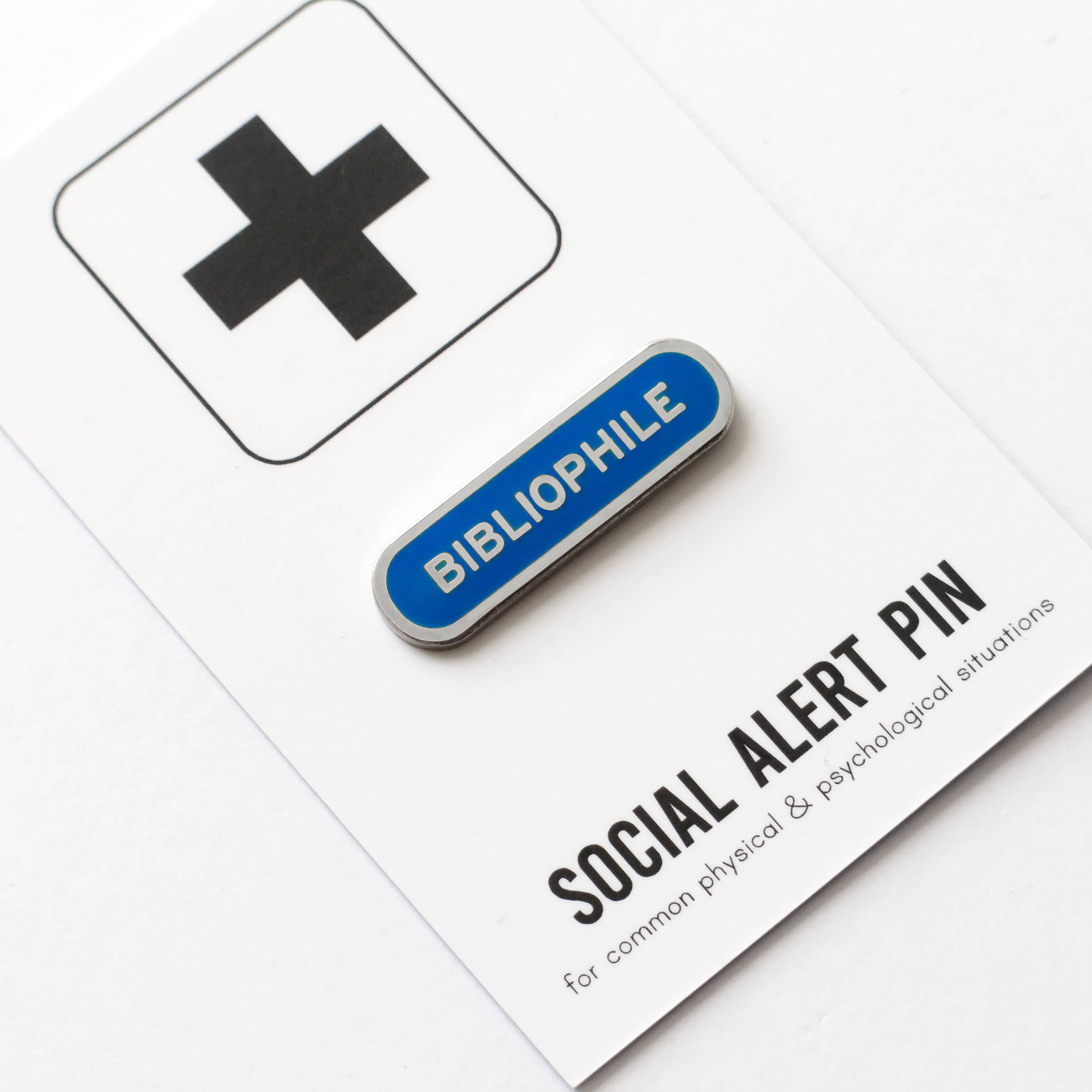 Word For Word Factory – wholesale Nål och knapp för kavajslag – BIBLIOFIL Emaljpin Bokgåva1