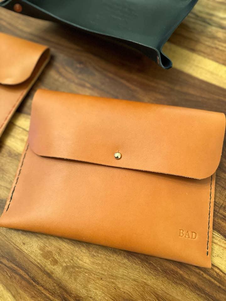 Sac bancaire : Enveloppe utilitaire pour la vente par Sully + Proper Handmade Leather Goods