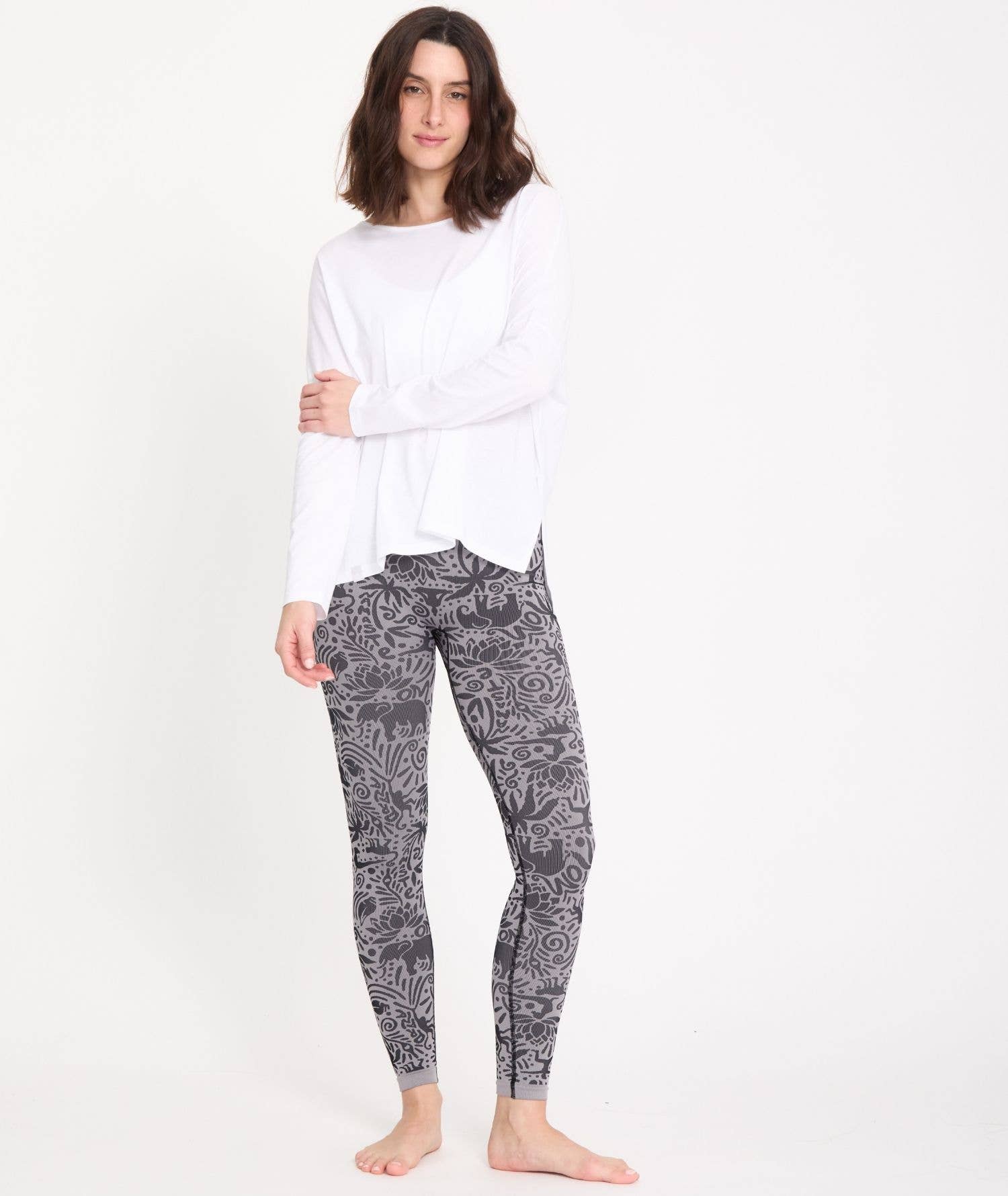 Yoga Searcher – wholesale T-shirt – women's – Daksha - Oversized T-Shirt4