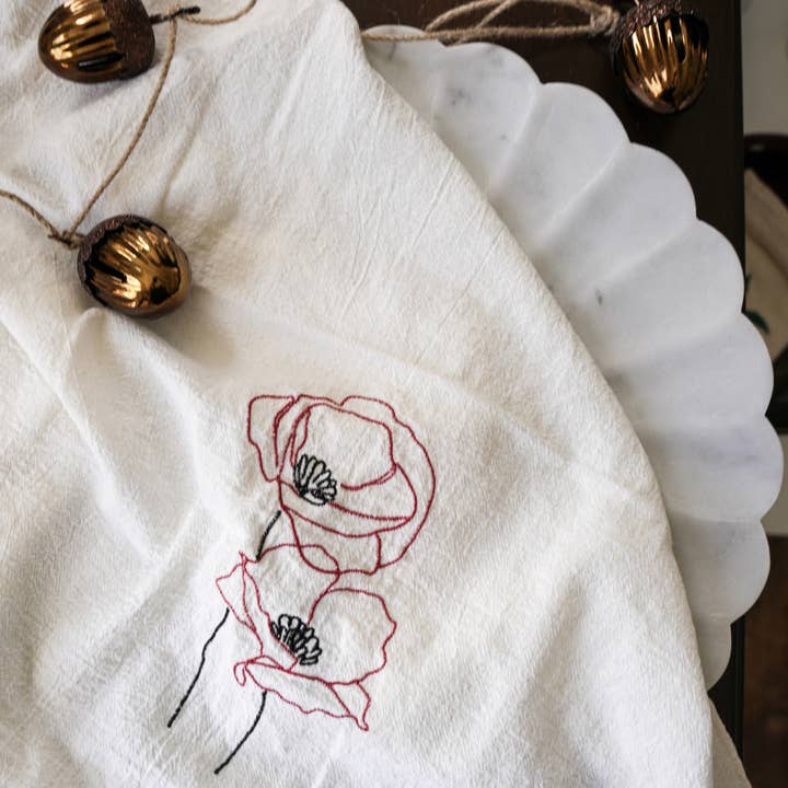 Torchon en sac à farine brodé de coquelicots pour la vente par Line and Nest