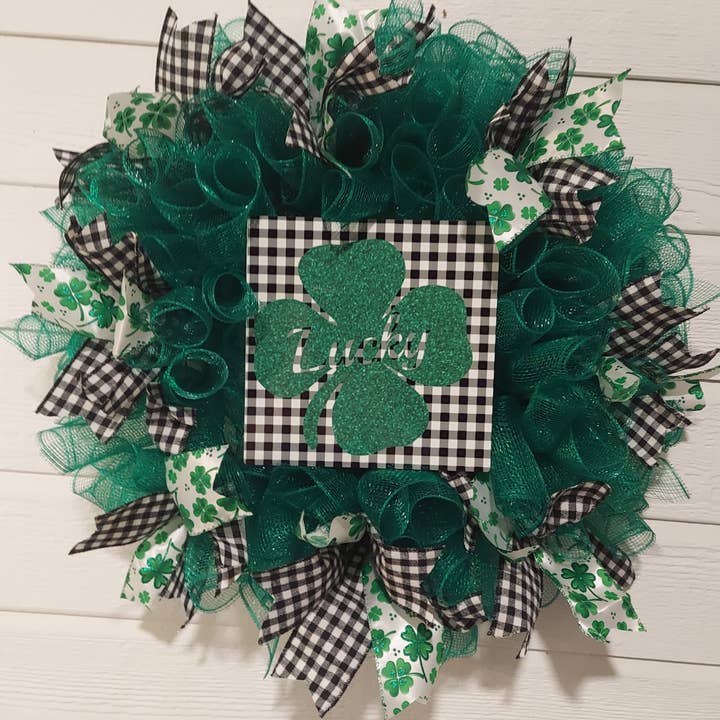 St. Patrick's Day Lucky Deco Mesh krans for engroshandel hos An Array of Wreaths, LLC