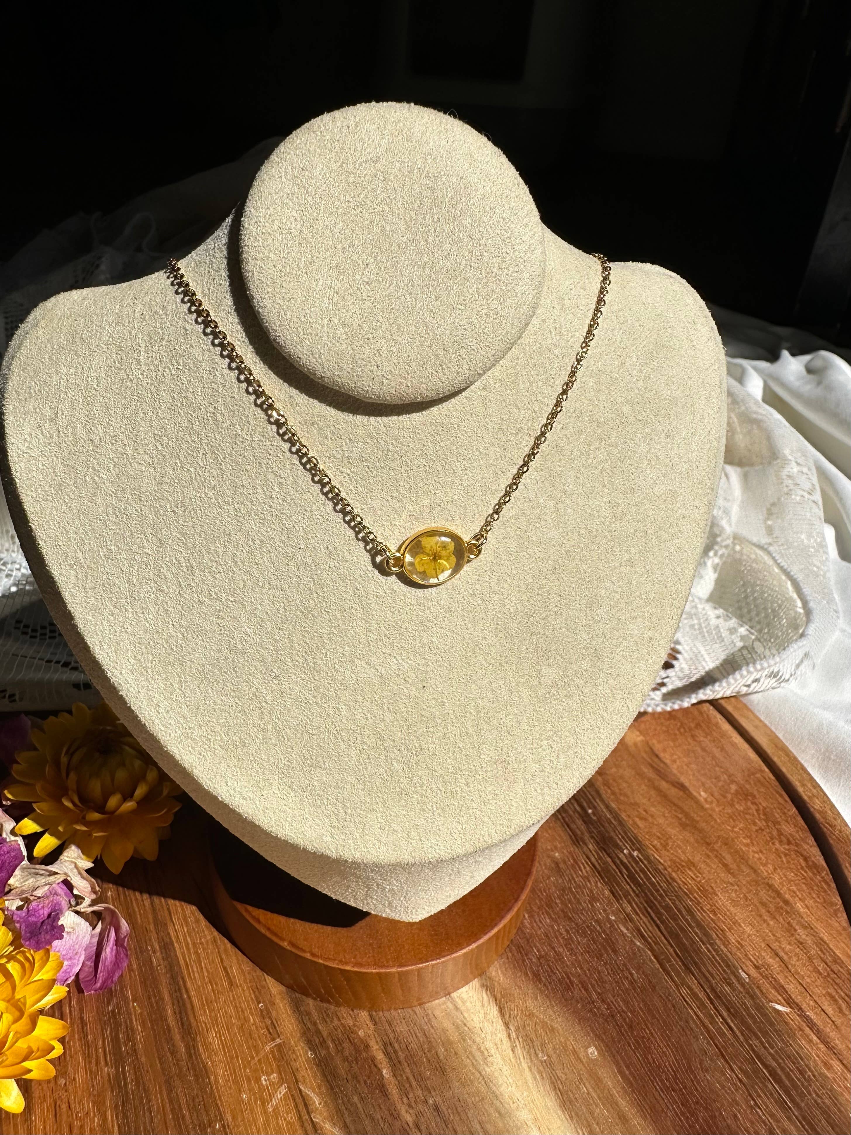 Lucky Lucky Studios – Großhandel Kette mit Anhänger/Charm – Echte Blumen-Halskette (goldene ovale Fassung)3