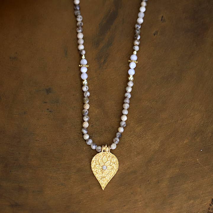 Lotusketting 'Labradoriet' Maansteen en andere Edelstenen belgië wholesale inkopen. Gratis retourzendingen en een 60-dagen netto betalingstermijn op Faire.com trends op Faire.