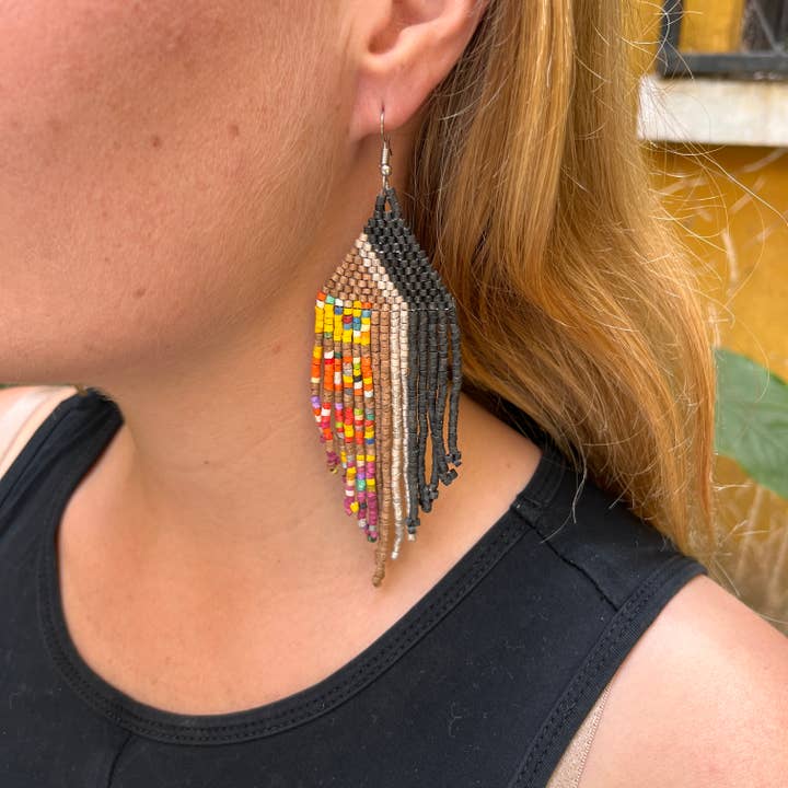 Boucles d'oreilles colorées en perles au design ombré et multicolore pour la vente par Los Colores de la Tierra