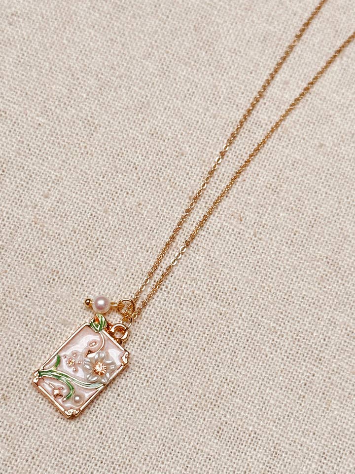 Collar con colgante de perla de agua dulce y flores – Oro para venta al por mayor de Gracie Rose Designs