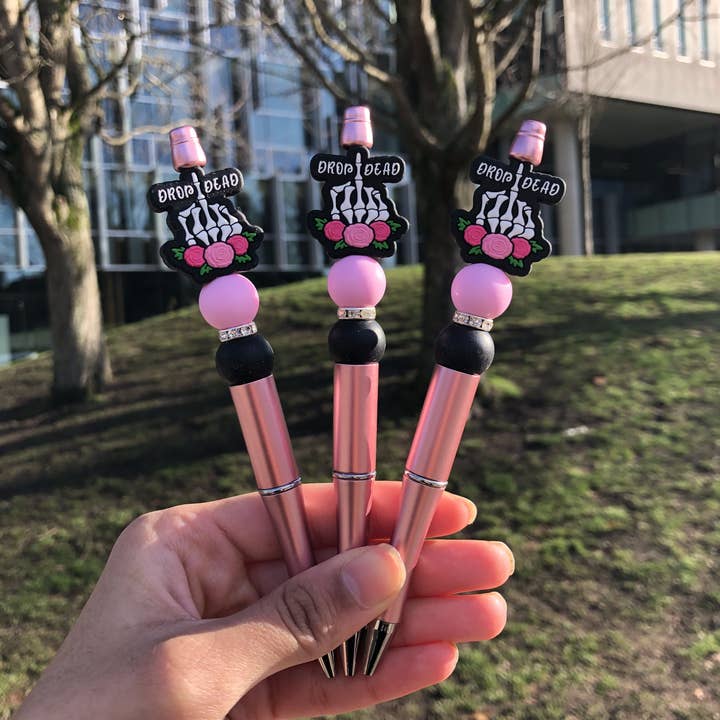 Stylo à perles « Drop Dead in Black » pour la vente par Amy Designs