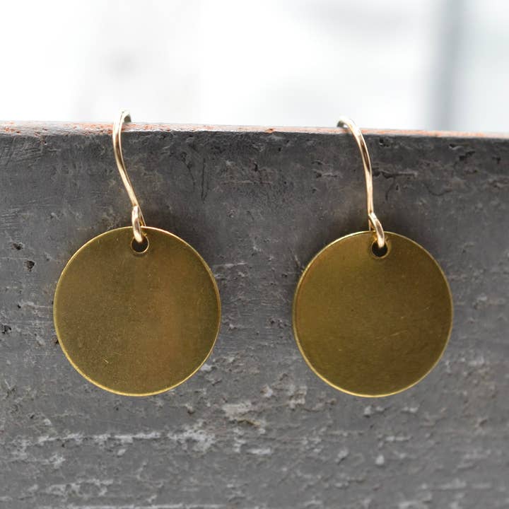 Pendenti a cerchio in ottone satinato-opaco: 14 mm Gold Filled organico per la vendita all'ingrosso da parte di Sela+Sage