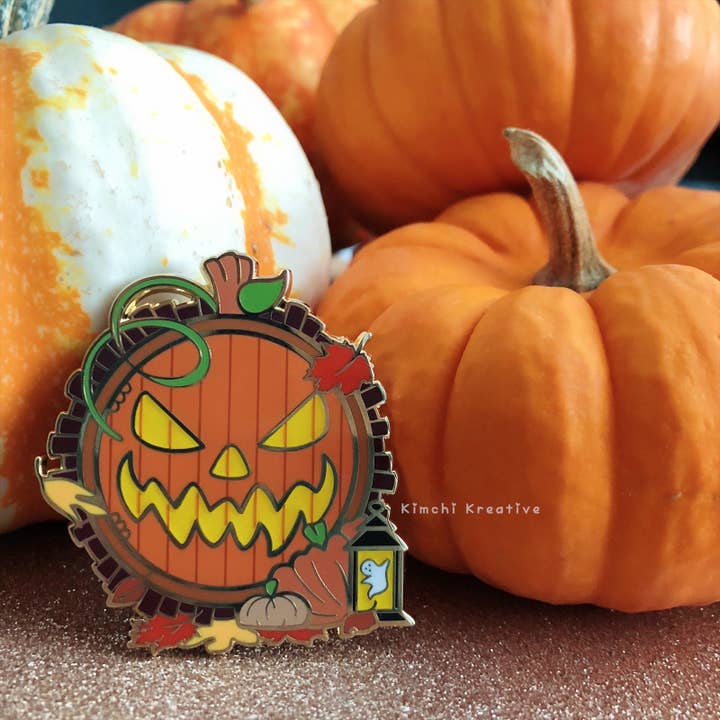 Épinglette en émail Pumpkin Door (Halloween 2020) pour la vente par Kimchi Kreative
