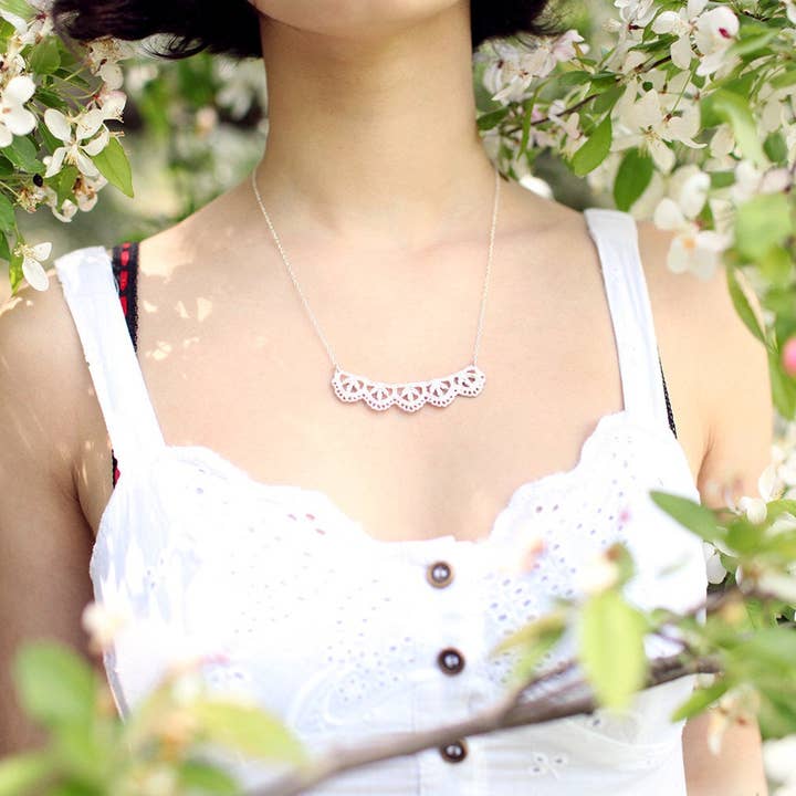 Collier en dentelle en argent à motif de feuilles pour femme pour la vente par Sheena Jewellery