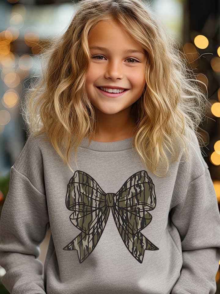 Chandails en molleton à motif graphique Camo Bow pour enfants pour la vente par COLORBEAR