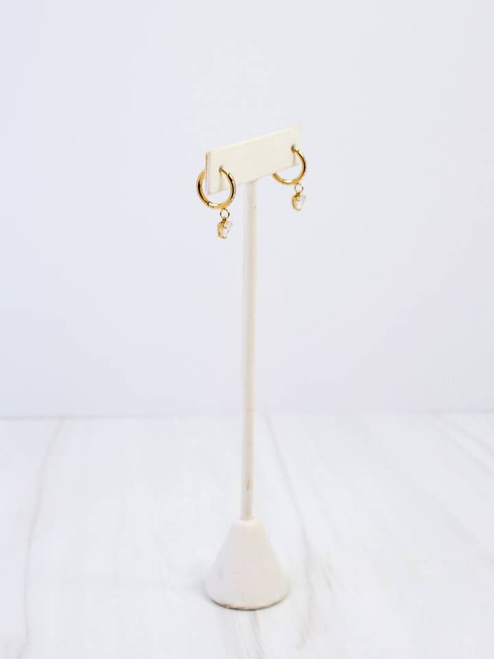 Boucle d'oreille Huggie Cœur Lenox CZ Or pour la vente par Caroline Hill