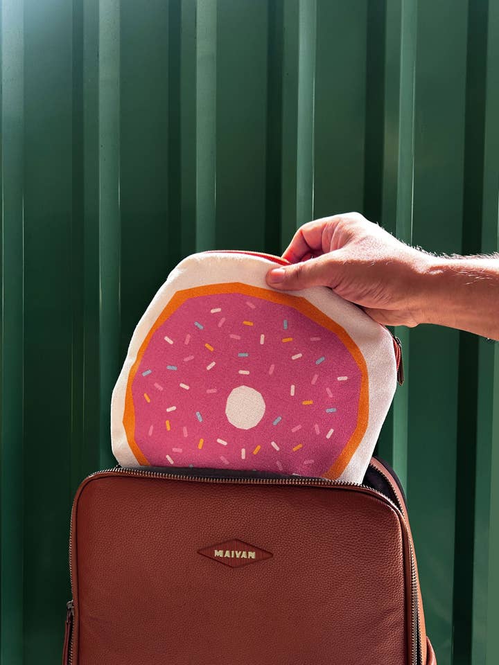 Trousse à fermeture éclair en toile Donut pour la vente par Maivan Goodies Co.