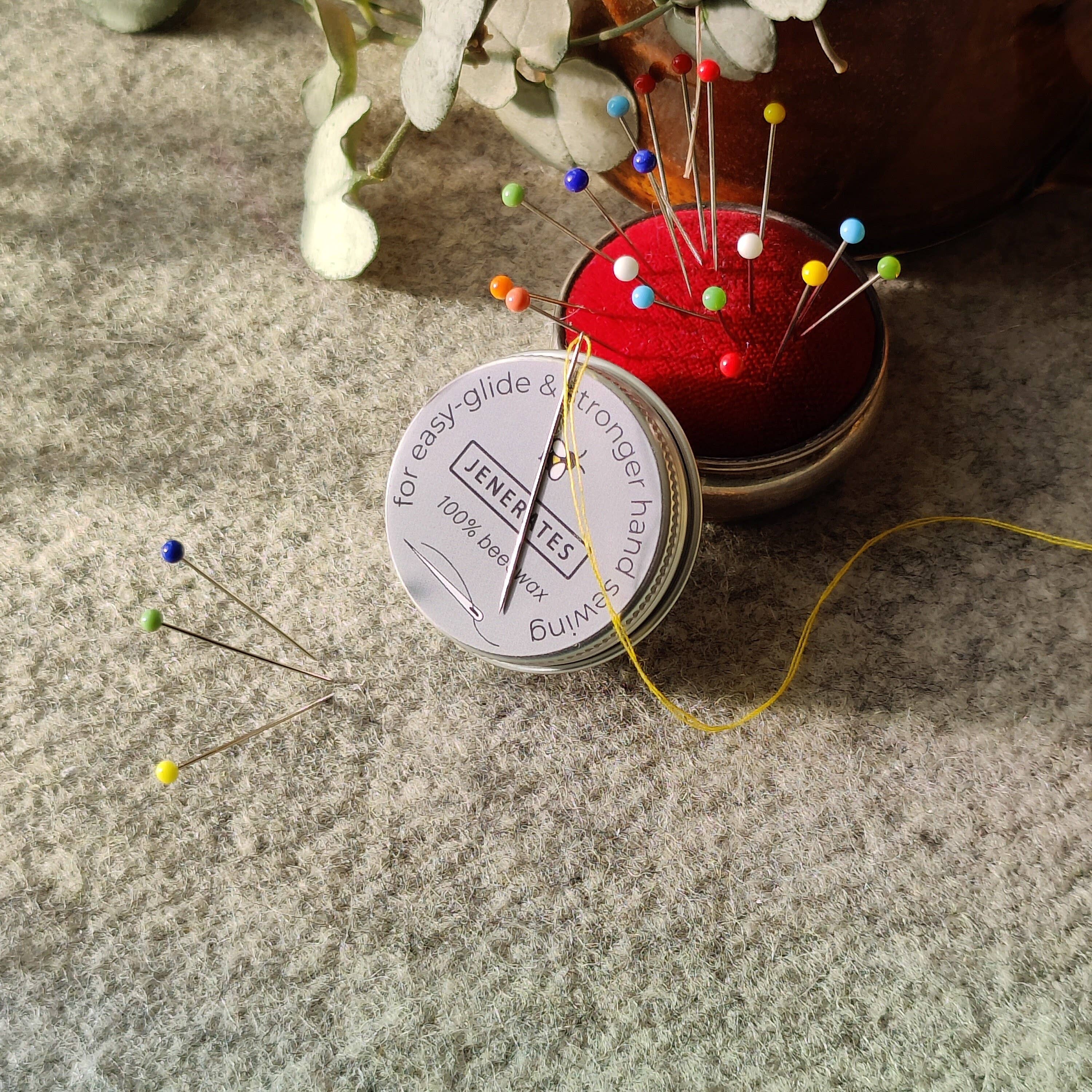 Jenerates by Jen Hogg - Vente Tissu - Génère un récupérateur d'aiguilles en cire d'abeille1